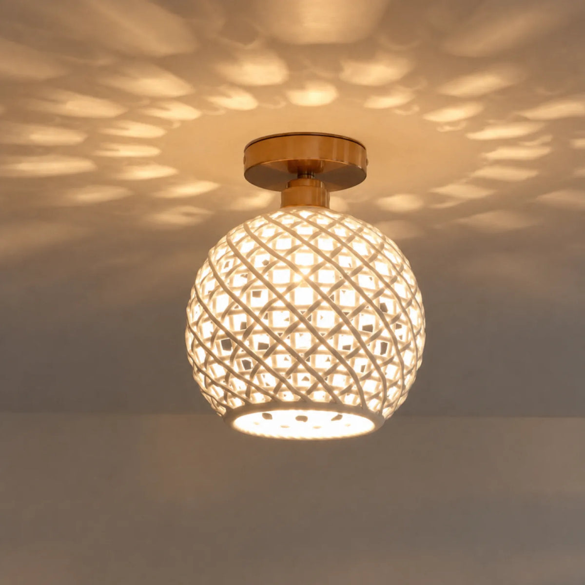 20cm Blue/White Ceramic Lattice Globe Ceiling Light