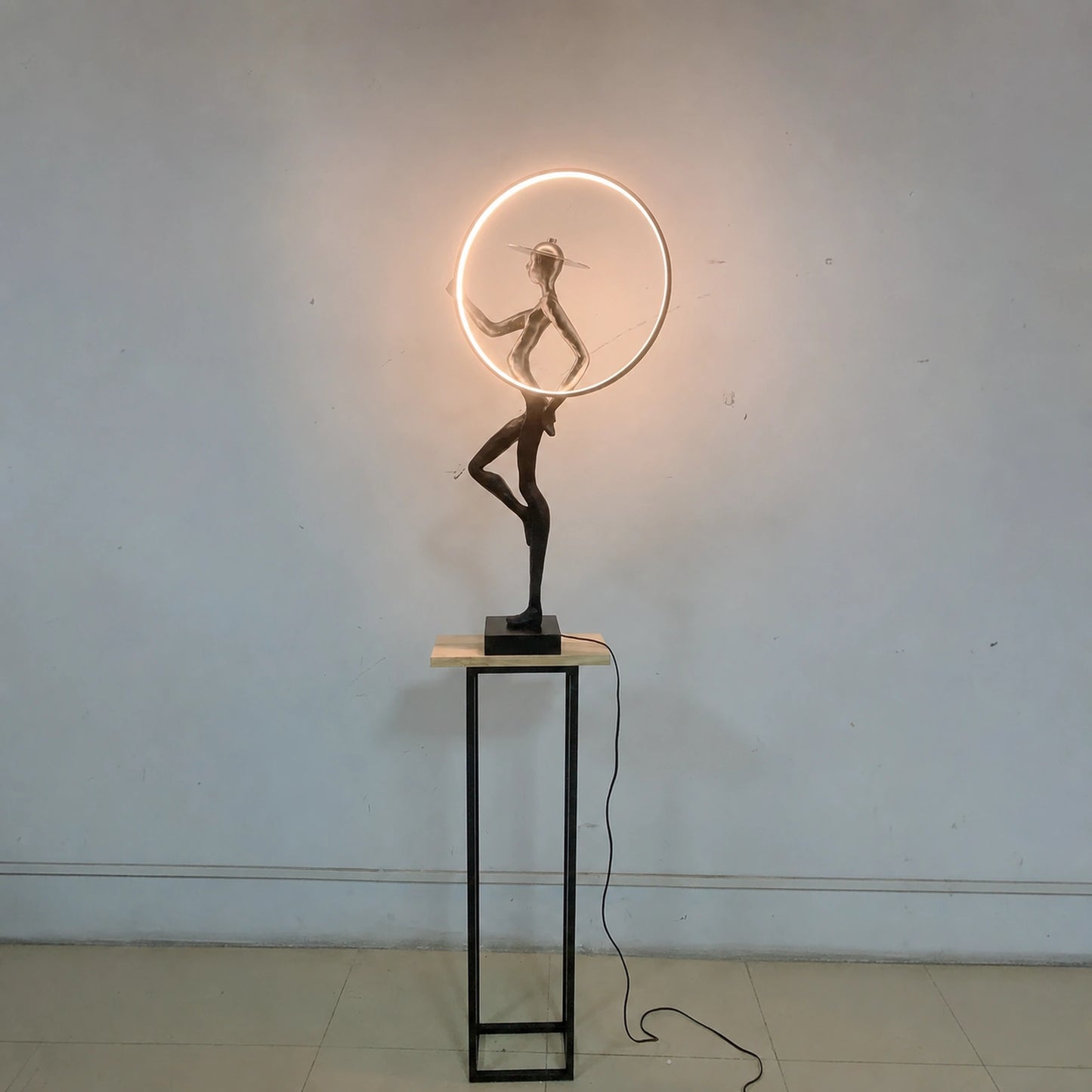 F9197 Black Ring Figure Sculpture Table Lamp