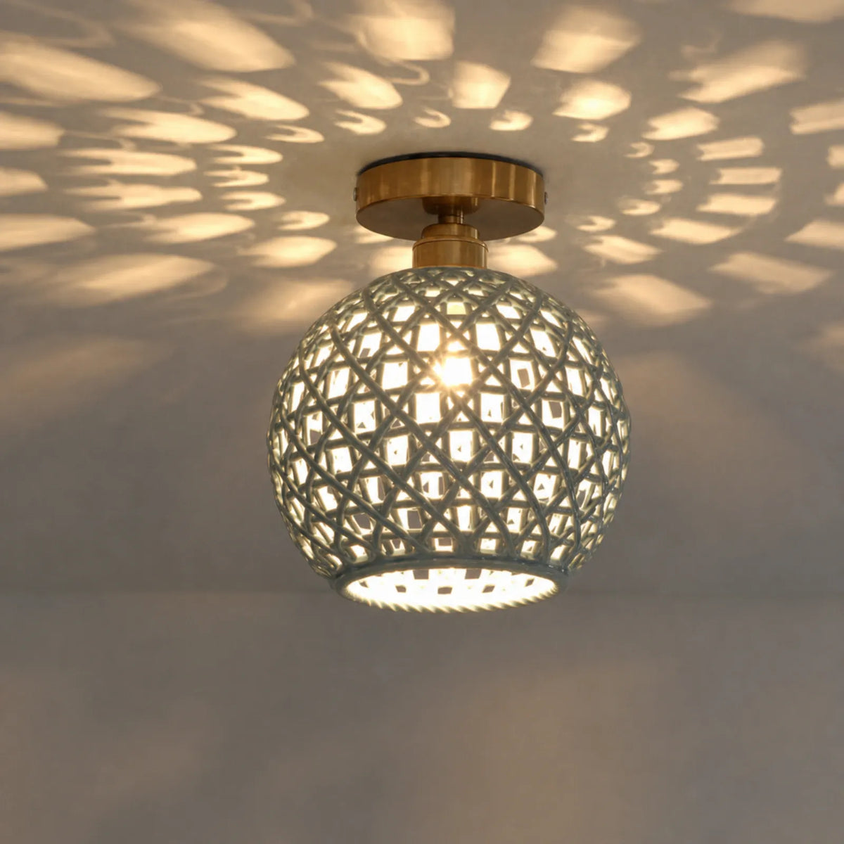 20cm Blue/White Ceramic Lattice Globe Ceiling Light